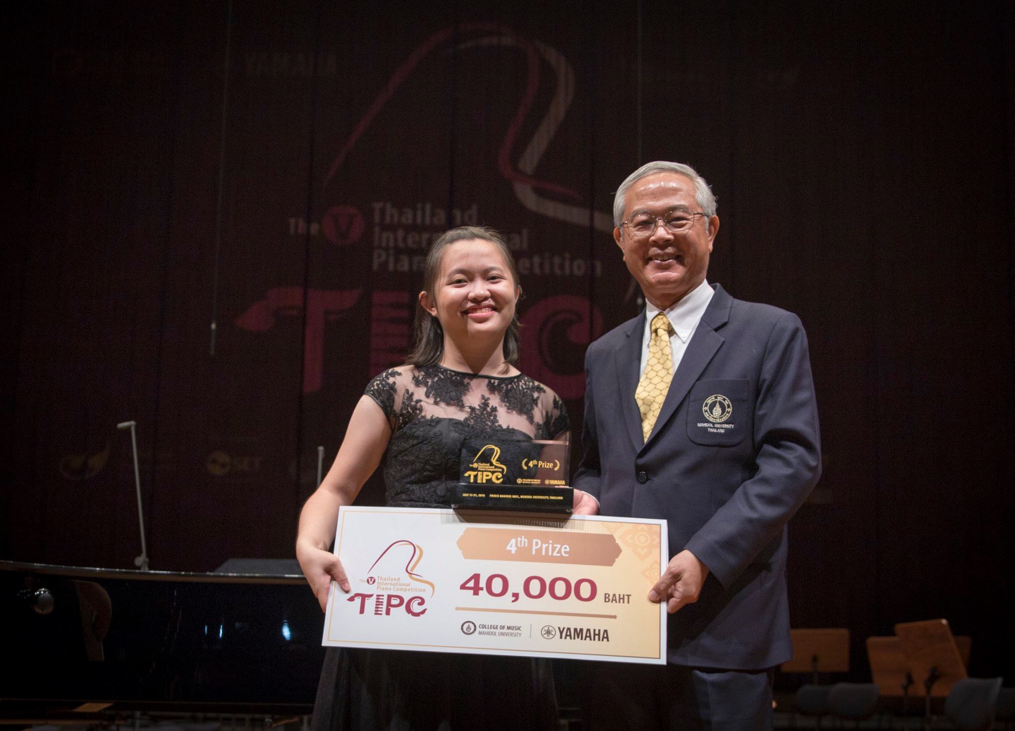 Sin Yee Yap accepting her prize