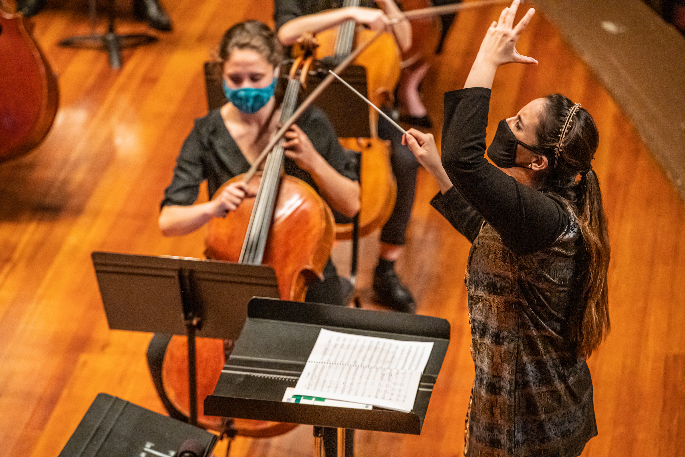 Lina González-Granados conducts Phil with mask