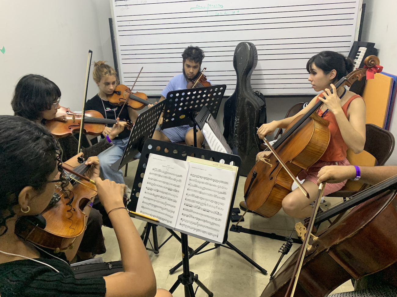 Yi-Mei Templeman ’22, ’23 GD, ’24 MM, cellist of Trio Gaia, teaches students. 