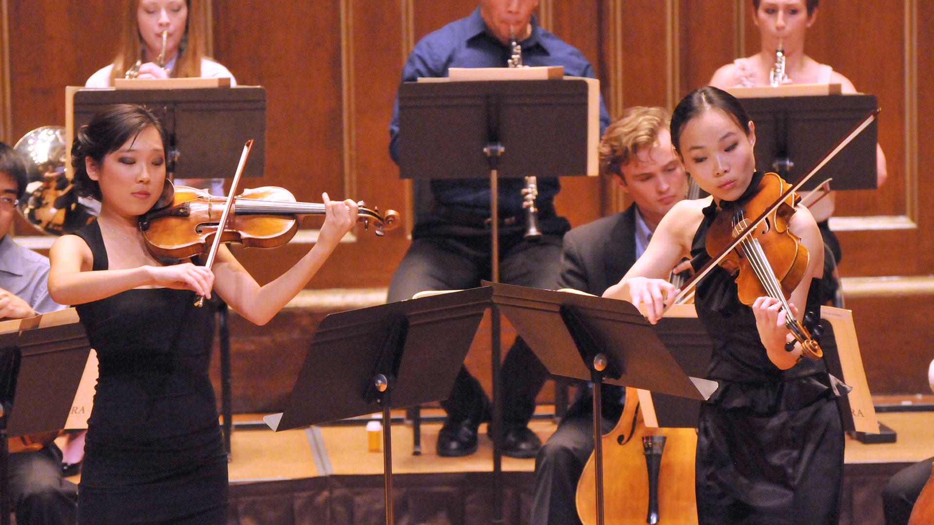 Grace Park and Wenting Kang perform Mozart's Sinfonia Concertante