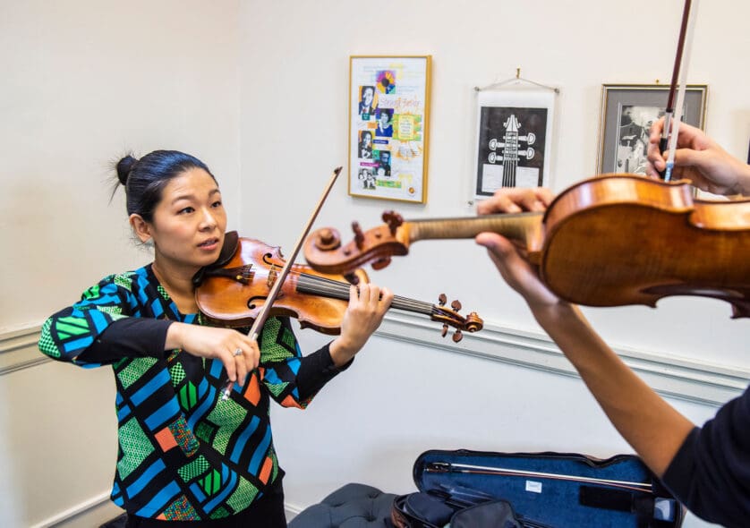 Ayano Ninomiya playing violin with student
