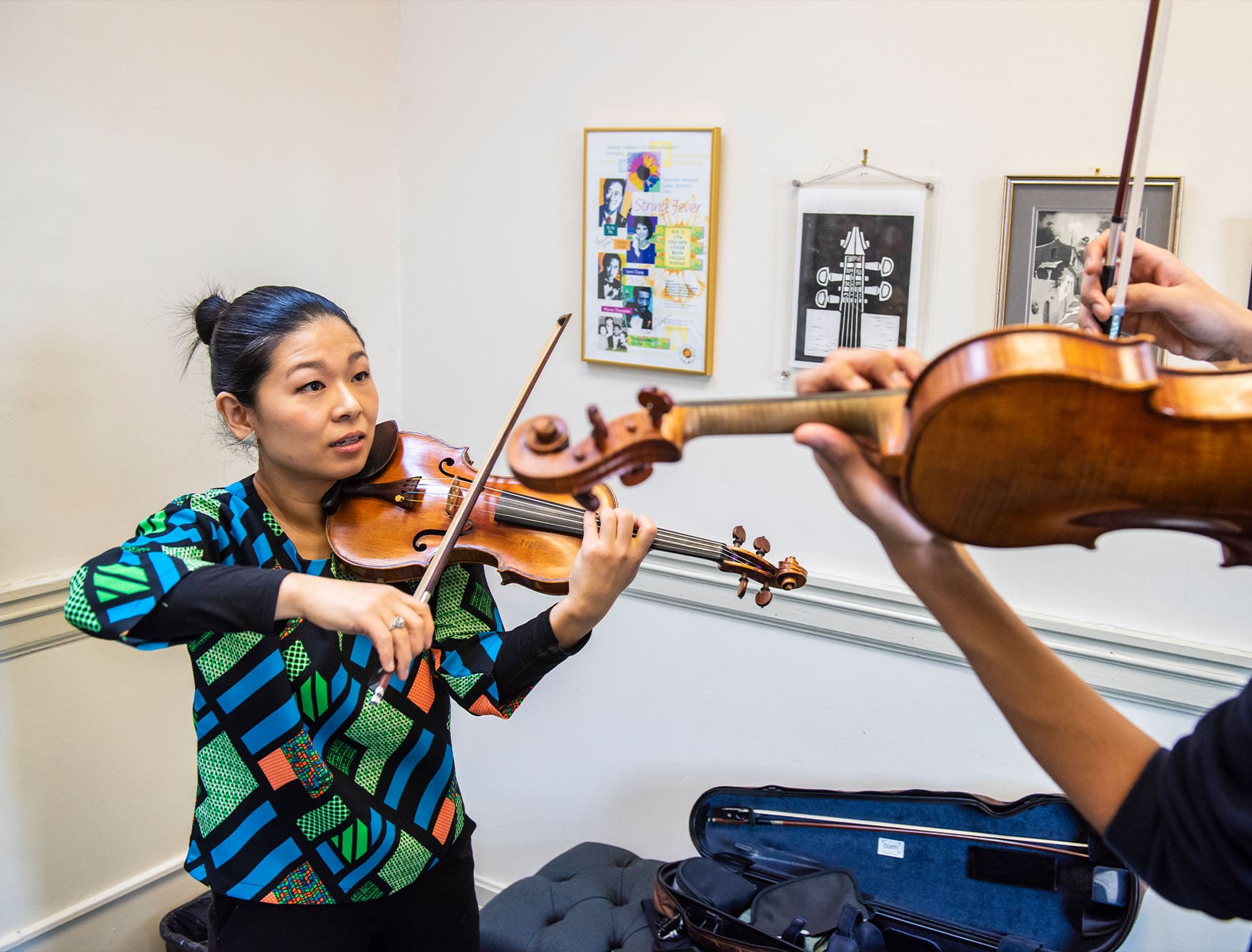 Ayano Ninomiya playing violin with student