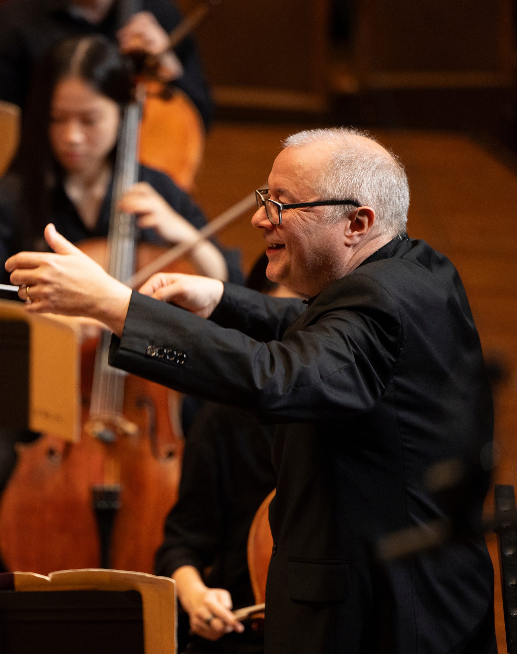 Stefan Asbury conducting the NEC Philharmonia.