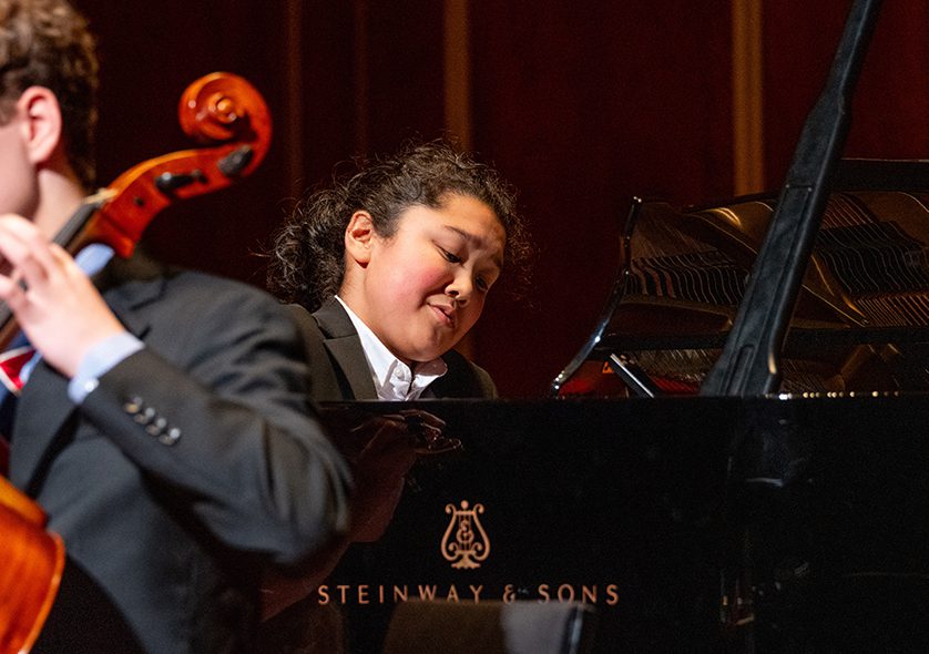 Masanobu Pires playing piano.